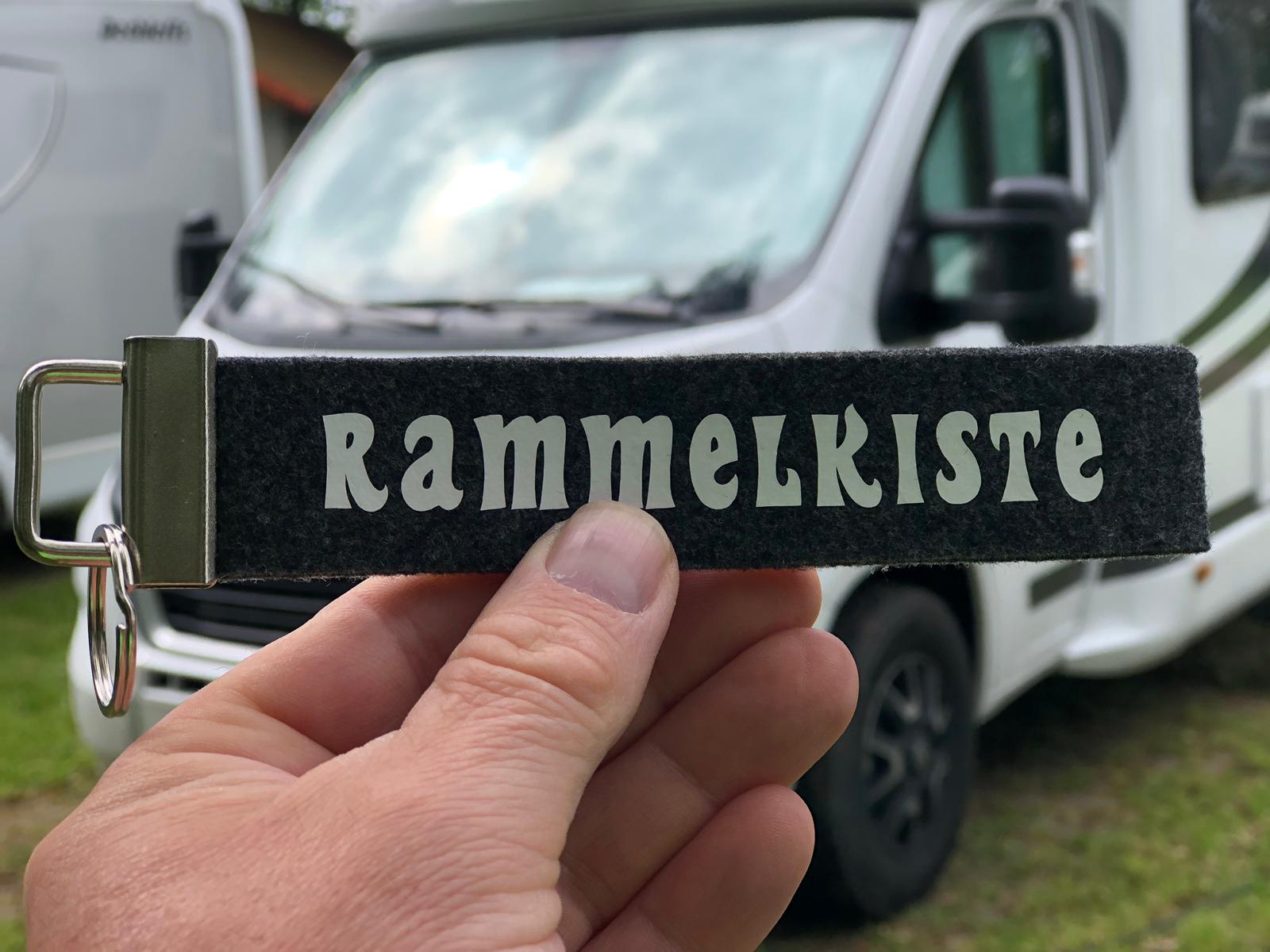 RAMMELKISTE - Schlüsselanhänger für Camper (Schwarz)