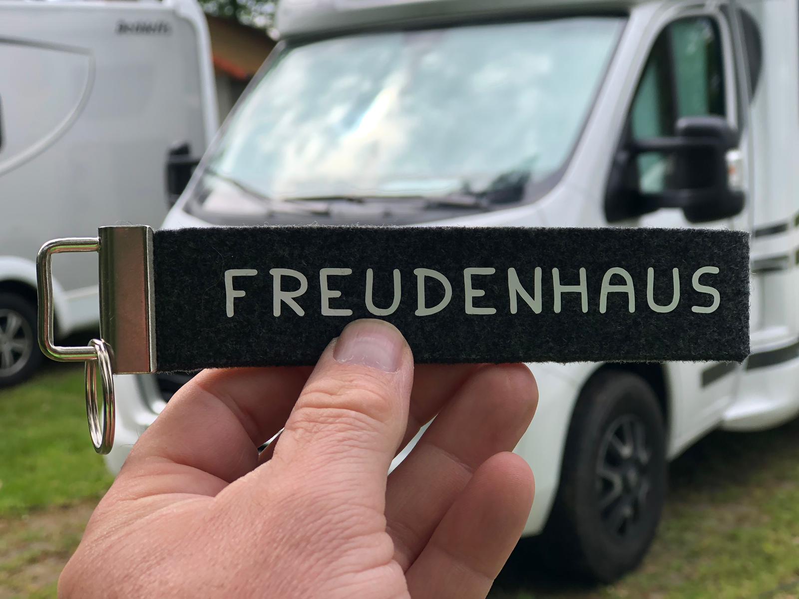 Camping Schlüsselanhänger - Freudenhaus - Schwarz