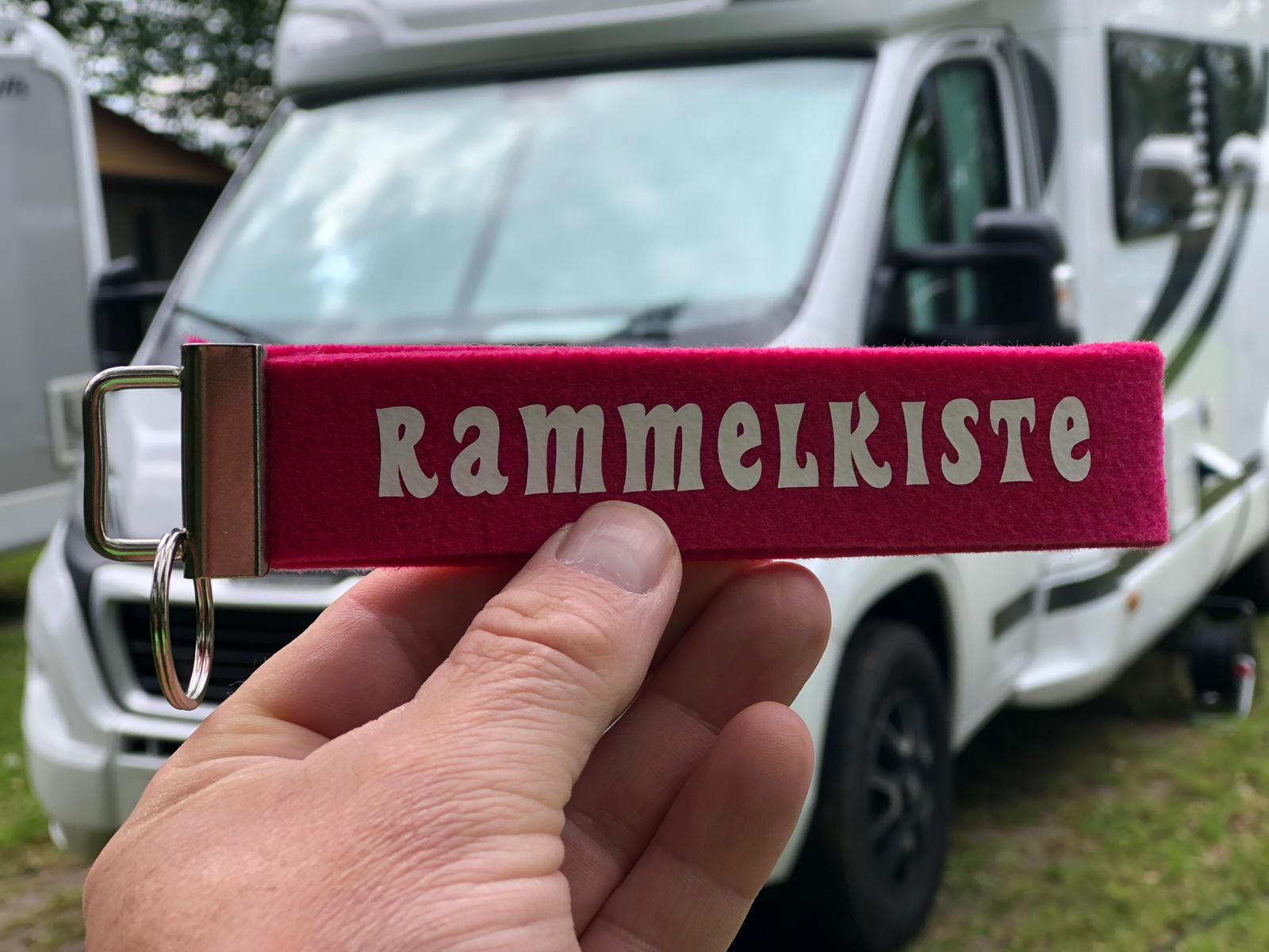 RAMMELKISTE - Schlüsselanhänger für Camper (Pink)