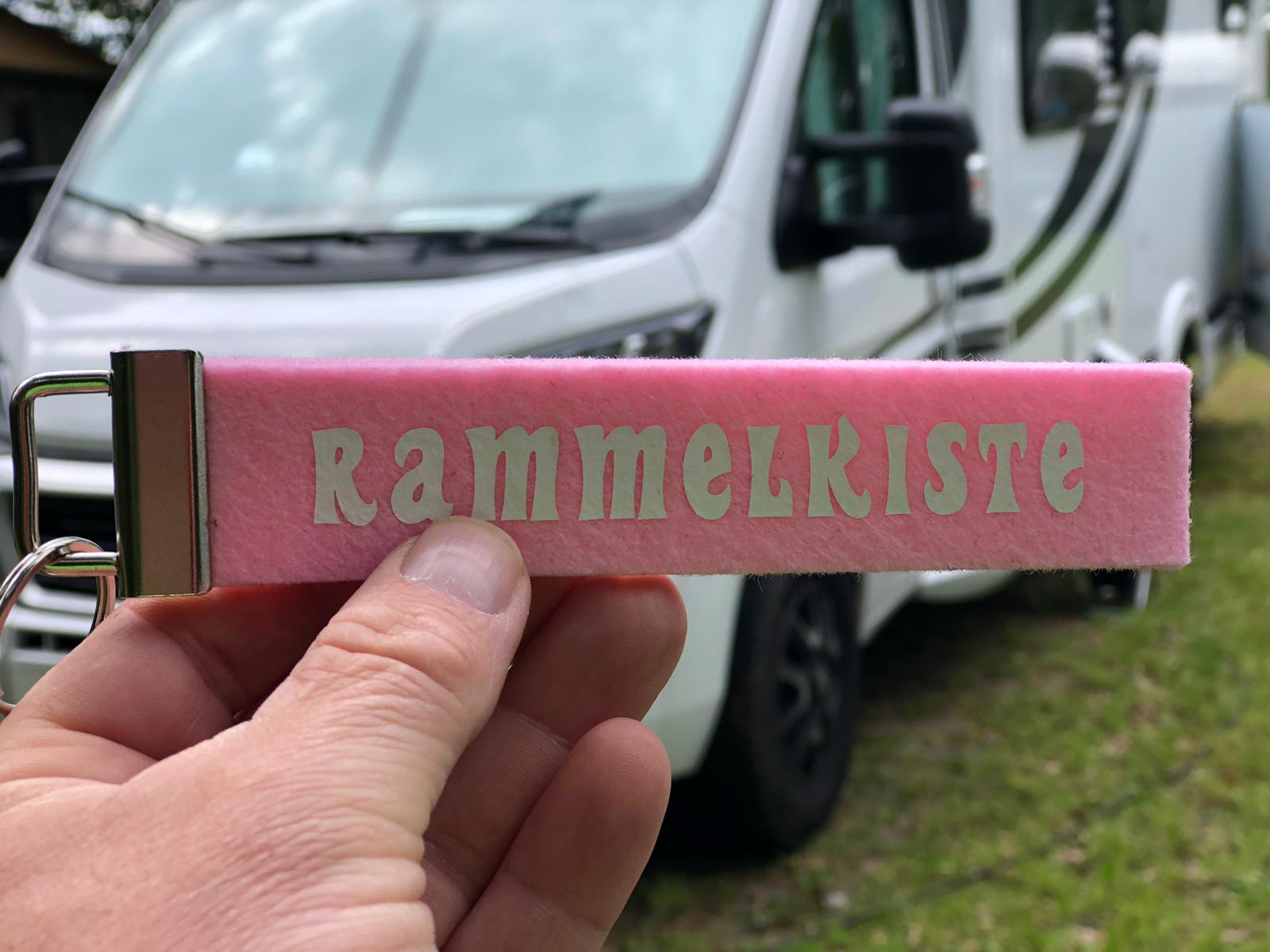 RAMMELKISTE - Schlüsselanhänger für Camper (Rosa)