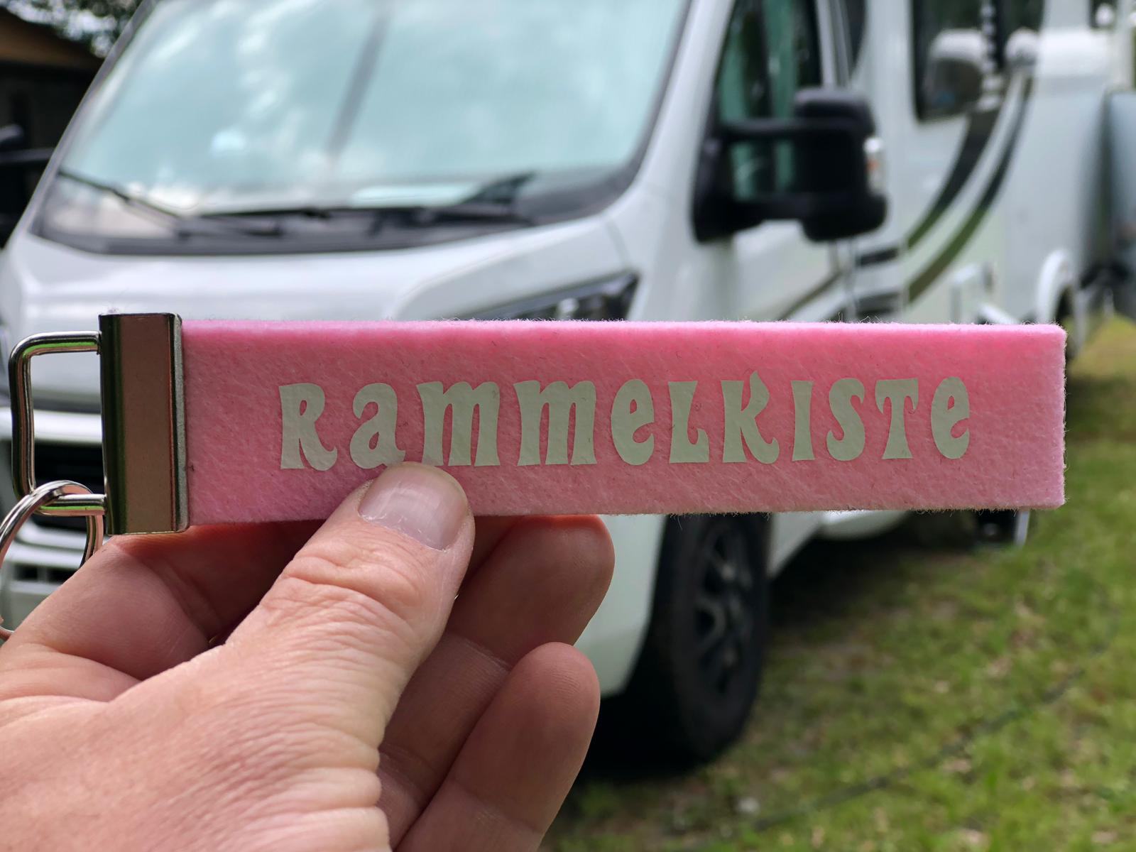camping-schluesselanhaenger-Rammelkiste-rosa RAMMELKISTE - Schlüsselanhänger für Camper (Rosa)