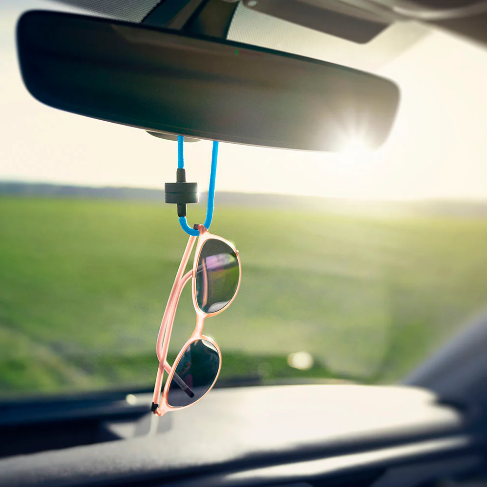 Sticky Stricky im Fahrzeuginnenraum – Sonnenbrille sicher am Rückspiegel befestigt
