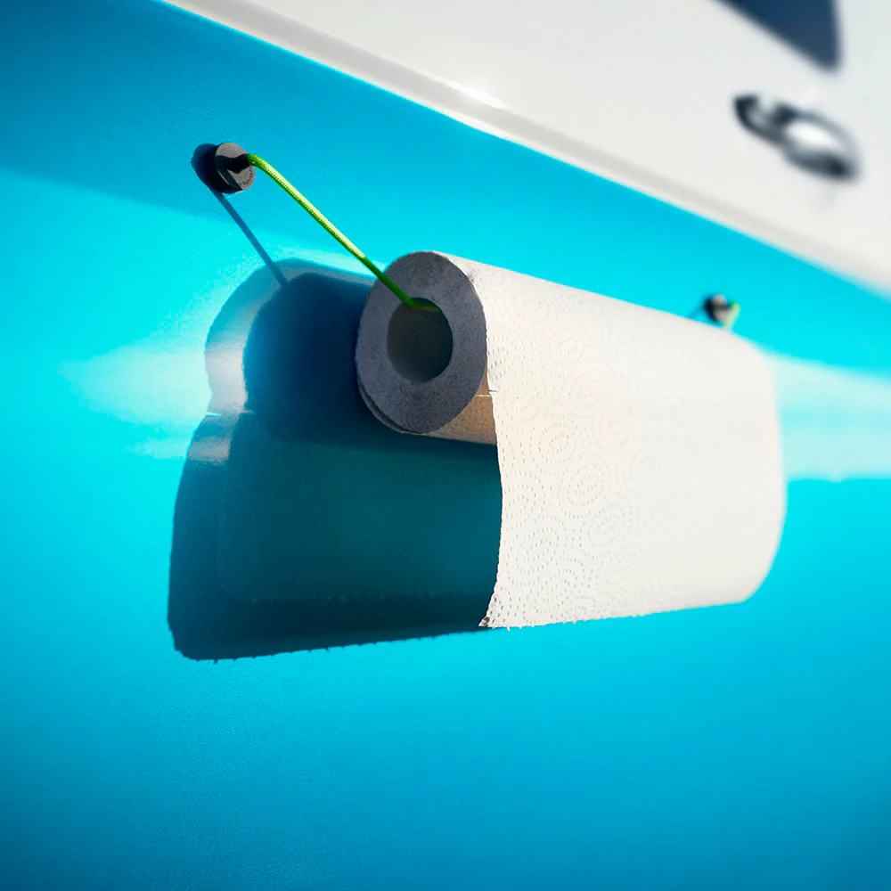Sticky Stricky hält eine Küchenrolle außen am Camper – schnelle Magnetfixierung beim Camping